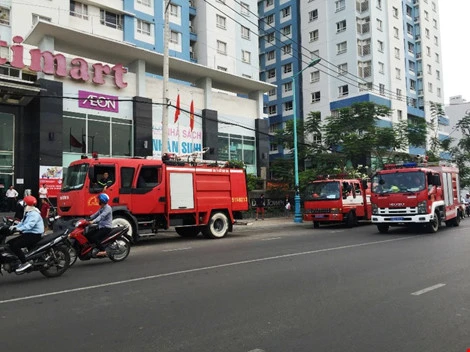 TP HCM: Hoảng loạn tháo chạy vì chung cư 20 tầng bị cháy