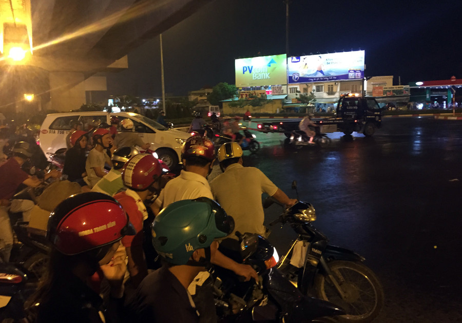 Nhiều người trú mưa dưới dạ cầu. Ảnh: Lê Trai Nhiều người trú mưa dưới dạ cầu. Ảnh: Lê Trai