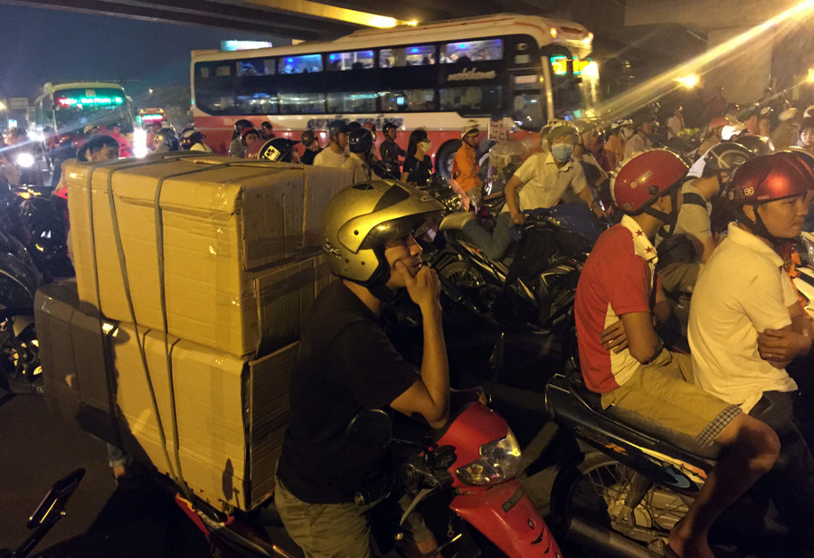 Người dân bất ngờ với cơn mưa đầu mùa. Ảnh: Lê Trai Người dân bất ngờ với cơn mưa đầu mùa. Ảnh: Lê Trai