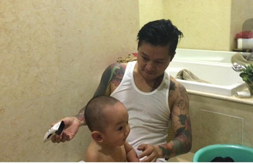 Quý tử nhà Tuấn Hưng cười khoái chí khi đi bơi cùng bố ảnh 7 quy tu nha tuan hung cuoi khoai chi khi di boi cung bo - 7