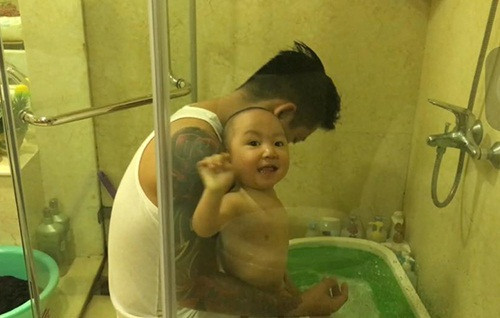 Quý tử nhà Tuấn Hưng cười khoái chí khi đi bơi cùng bố ảnh 8 quy tu nha tuan hung cuoi khoai chi khi di boi cung bo - 8