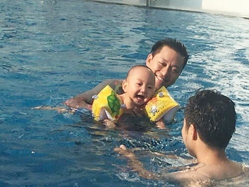 Quý tử nhà Tuấn Hưng cười khoái chí khi đi bơi cùng bố ảnh 3 quy tu nha tuan hung cuoi khoai chi khi di boi cung bo - 3