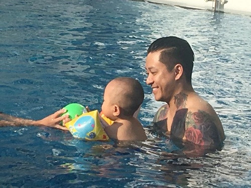 Quý tử nhà Tuấn Hưng cười khoái chí khi đi bơi cùng bố ảnh 4 quy tu nha tuan hung cuoi khoai chi khi di boi cung bo - 4