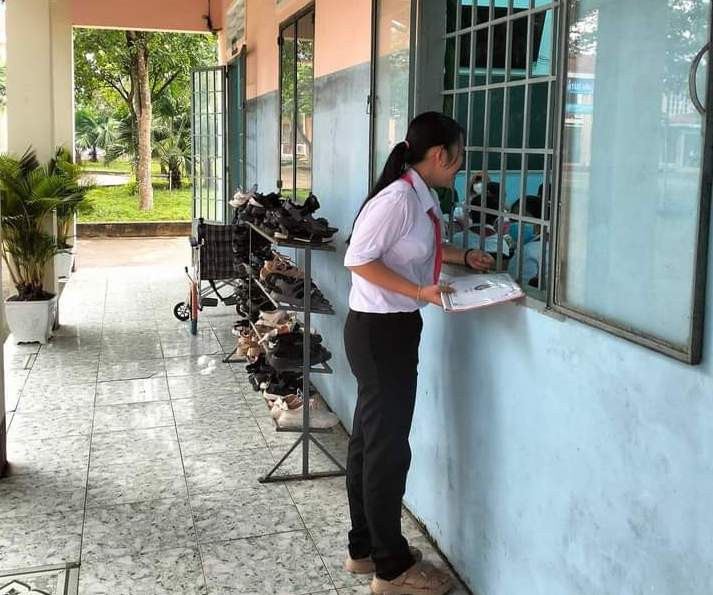 Đội sao đỏ Trường THCS Tân Thành chấm điểm tại các lớp. Ảnh: NTCC Đội sao đỏ Trường THCS Tân Thành chấm điểm tại các lớp. Ảnh: NTCC