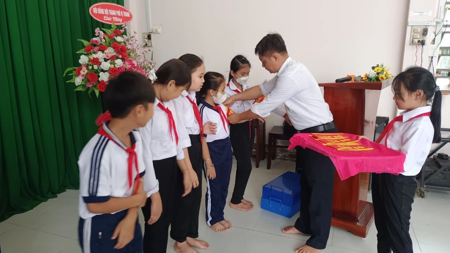 Liên đội Trường Tiểu học Võ Thị Sáu (TP Vị Thanh, Hậu Giang) ra mắt đội sao đỏ. Ảnh: NTCC