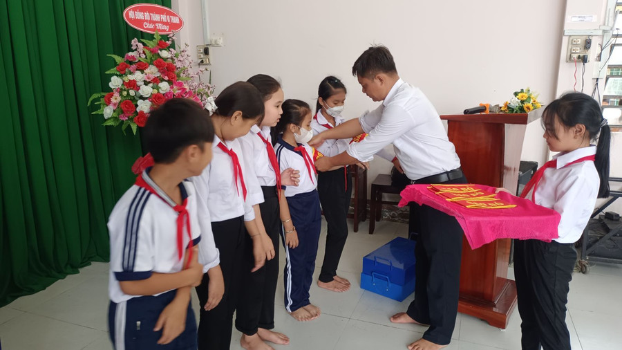 Liên đội Trường Tiểu học Võ Thị Sáu (TP Vị Thanh, Hậu Giang) ra mắt đội sao đỏ. Ảnh: NTCC