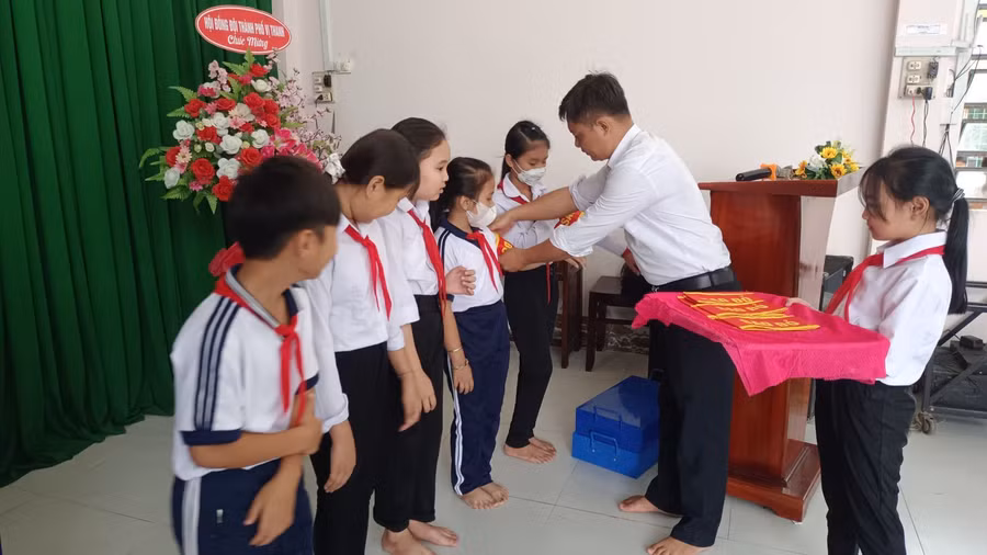 Liên đội Trường Tiểu học Võ Thị Sáu (TP Vị Thanh, Hậu Giang) ra mắt đội sao đỏ. Ảnh: NTCC