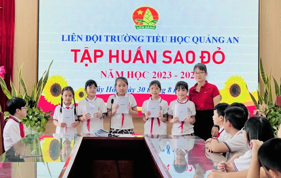 Liên đội Trường Tiểu học Quảng An (Tây Hồ, Hà Nội) thành lập đội sao đỏ và tổ chức tập huấn cho các em năm học 2023 - 2024. Ảnh: Website nhà trường