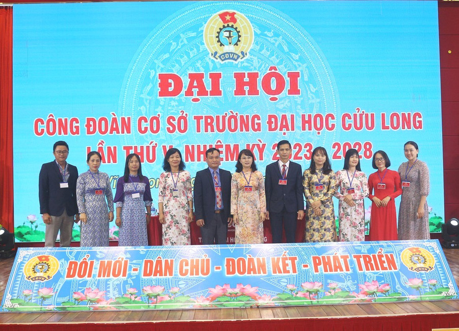 Ban chấp hành nhiệm kỳ mới ra mắt đại hội.