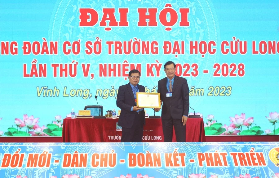 CĐCS Trường ĐH Cửu Long nhận Bằng khen của LĐLĐ Vĩnh Long.