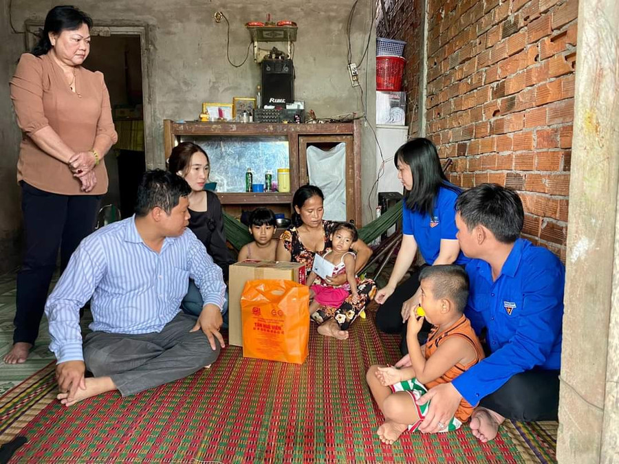 Tặng quà cho gia đình hoàn cảnh khó khăn. Tặng quà cho gia đình hoàn cảnh khó khăn.