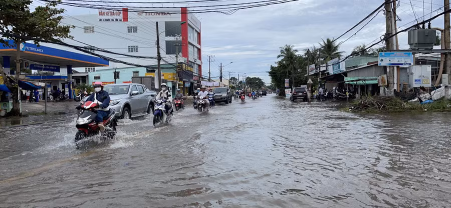 Đường phố ở TP Cần Thơ bị ngập sâu sáng 10/10.