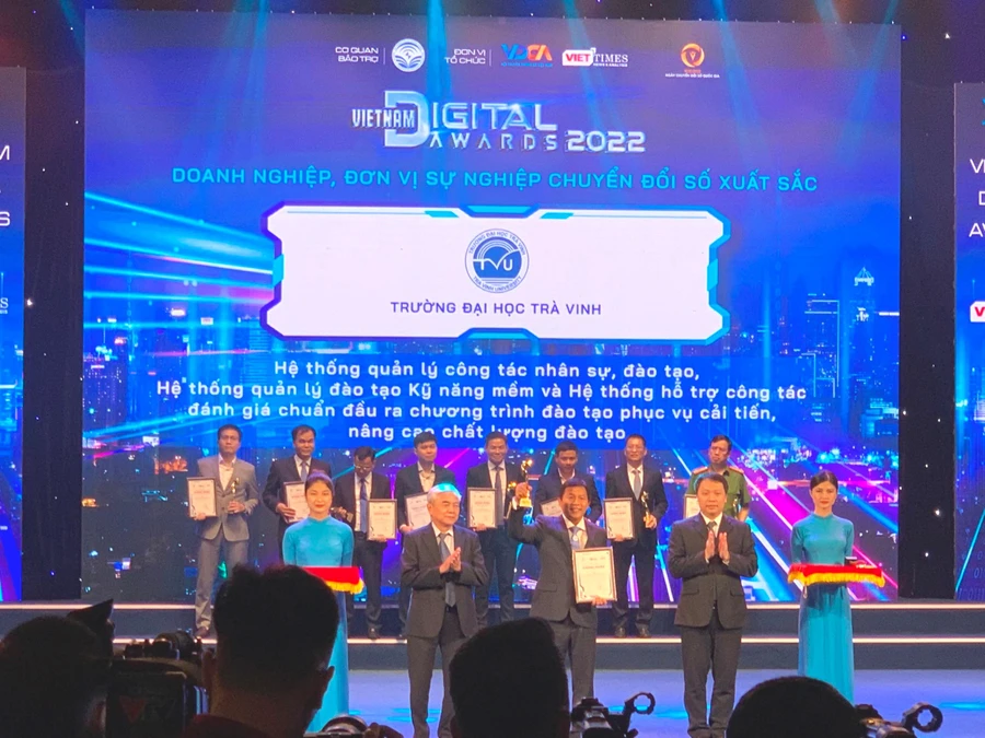 TS Nguyễn Minh Hòa, Hiệu trưởng Trường ĐH Trà Vinh nhận giải thưởng tại sự kiện Vietnam Digital Awards 2022.