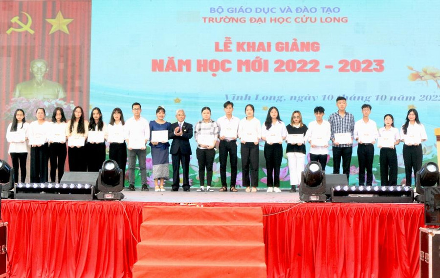 Khen thưởng sinh viên có thành tích cao trong học tập. Khen thưởng sinh viên có thành tích cao trong học tập.