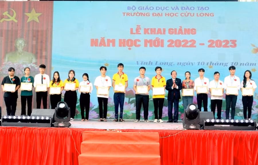 Lãnh đạo Trường ĐH Cửu Long khen thưởng cho các thủ khoa.