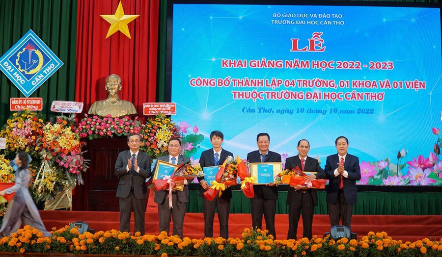 Ban Giám hiệu Trường ĐH Cần Thơ trao quyết định thành lập 4 trường.
