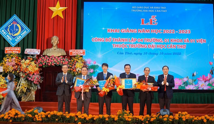 Ban Giám hiệu Trường ĐH Cần Thơ trao quyết định thành lập 4 trường. Ban Giám hiệu Trường ĐH Cần Thơ trao quyết định thành lập 4 trường.