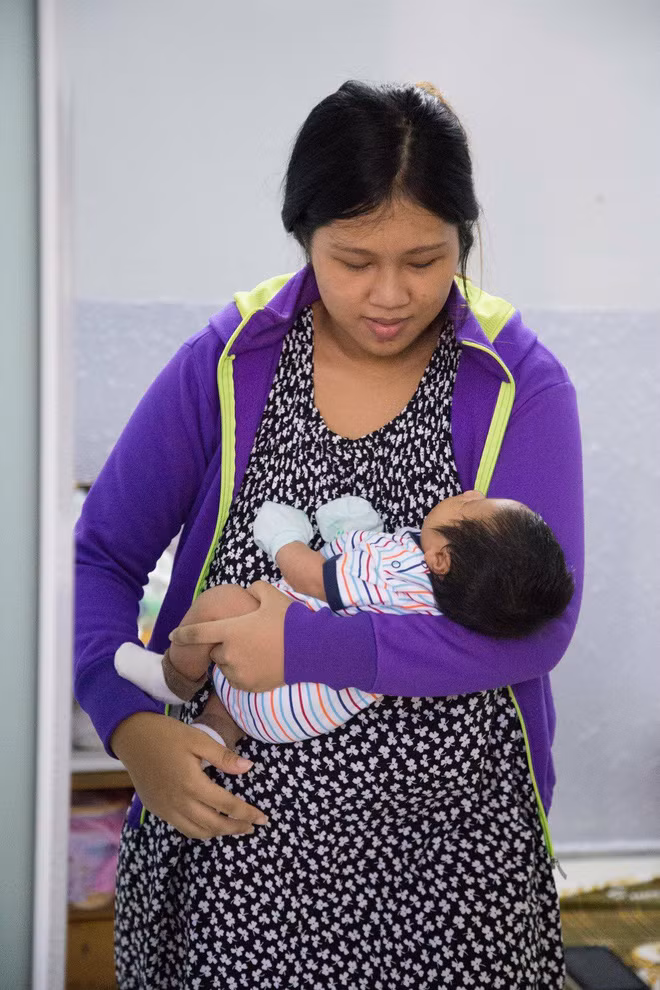 Bà mẹ 9x xuất hiện ở 2 bức ảnh khiến dân mạng tranh cãi vì quá khác và đây là câu trả lời - Ảnh 1.