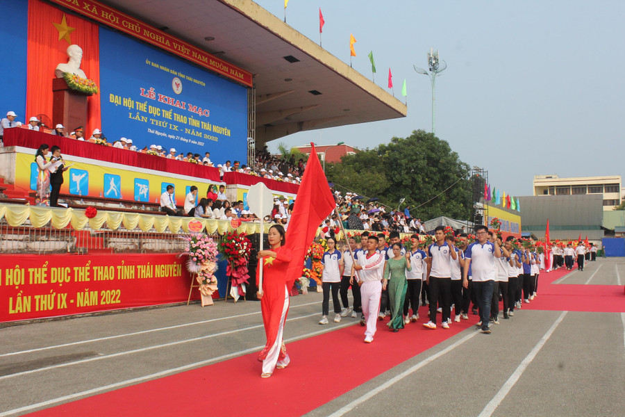 Đoàn đại biểu và vận động viên diễu hành qua lễ đài Đoàn đại biểu và vận động viên diễu hành qua lễ đài