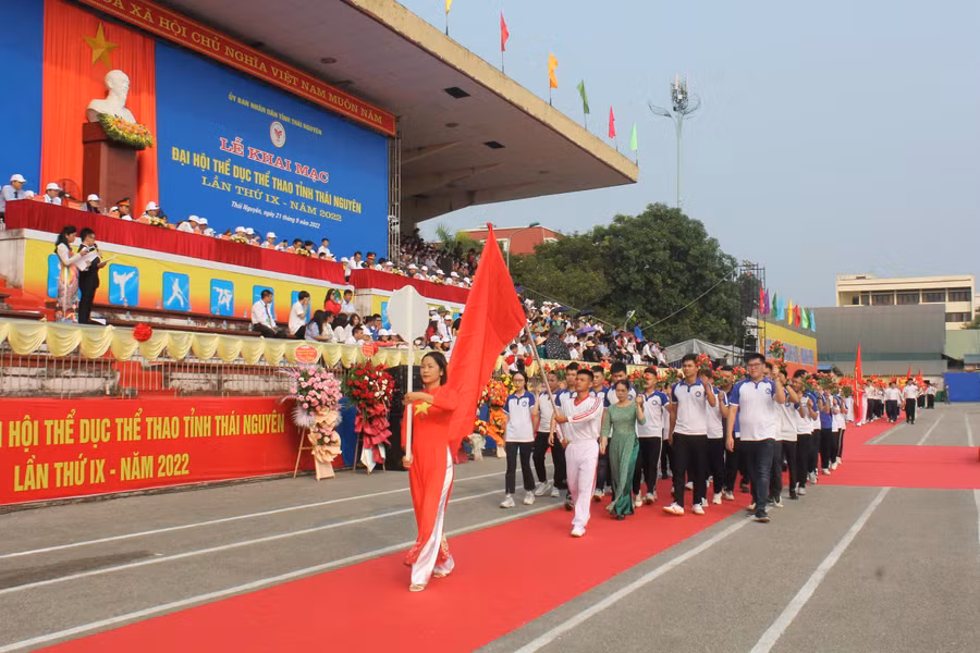 Đoàn đại biểu và vận động viên diễu hành qua lễ đài