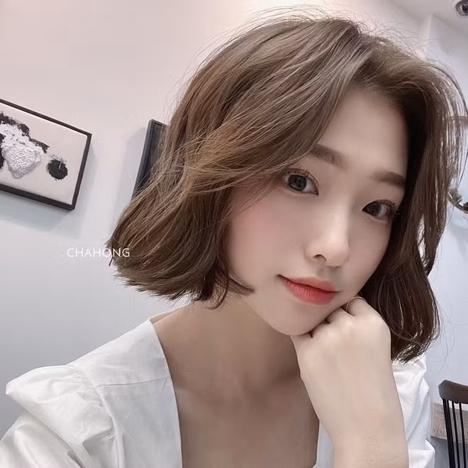 Kiểu tóc uốn nhẹ nhàng này còn có một ưu điểm là khiến mái tóc thêm dày dặn.