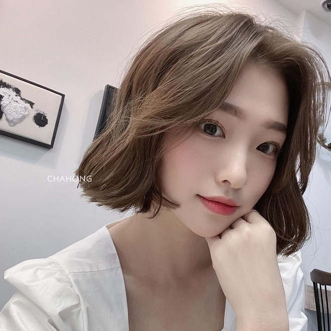 Kiểu tóc uốn nhẹ nhàng này còn có một ưu điểm là khiến mái tóc thêm dày dặn.