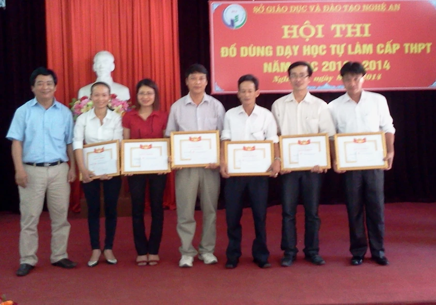 Nghệ An: Thi đồ dùng dạy học tự làm cấp THPT năm 2014