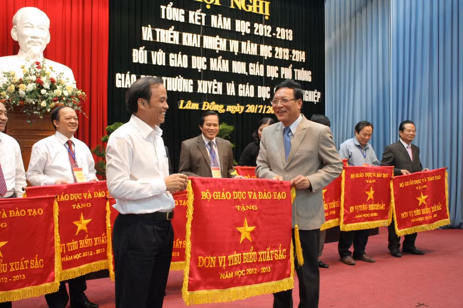 Bộ trưởng Bộ GD&Đ TPhạm Vũ Luận trao Cờ thi đua của Bộ GD&ĐT cho các Sở GD&ĐT đạt thành tích xuất sắc trong năm học 2012 - 2013