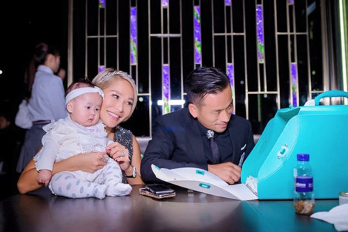 Vợ tỷ phú mở tiệc vui vẻ bên chồng “trêu tức” bồ nhí ảnh 5 Vợ tỷ phú mở tiệc vui vẻ bên chồng
