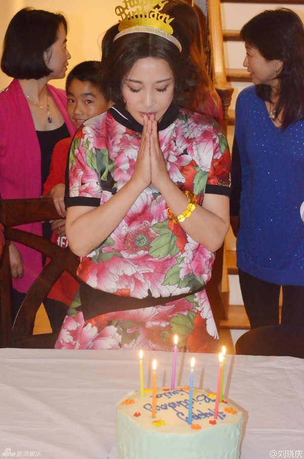 Chồng Lưu Hiểu Khánh lần đầu lộ diện sau 2 năm tổ chức đám cưới 2 Chồng Lưu Hiểu Khánh lần đầu lộ diện sau 2 năm tổ chức đám cưới 2