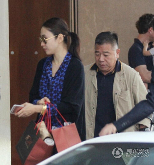 Vợ tỷ phú mở tiệc vui vẻ bên chồng “trêu tức” bồ nhí ảnh 10 Vợ tỷ phú mở tiệc vui vẻ bên chồng