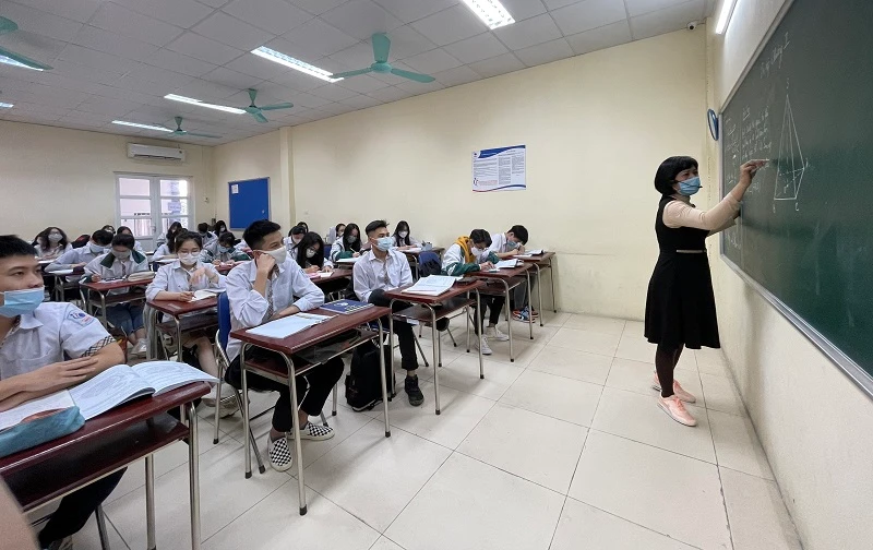 Cô trò Trường Lômônôxốp trong giờ học.