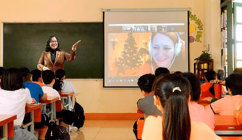 Chủ đề Tết cổ truyền do cô Trần Thị Mai Khanh giảng dạy đã được kết nối với học sinh nước ngoài. Ảnh: NVCC