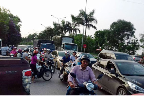 Hà Nội: Tai nạn kinh hoàng trên đường vào Ecopark, 3 người nhập viện - Ảnh 3 Ha Noi: Tai nan kinh hoang tren duong vao Ecopark, 3 nguoi nhap vien - Anh 3