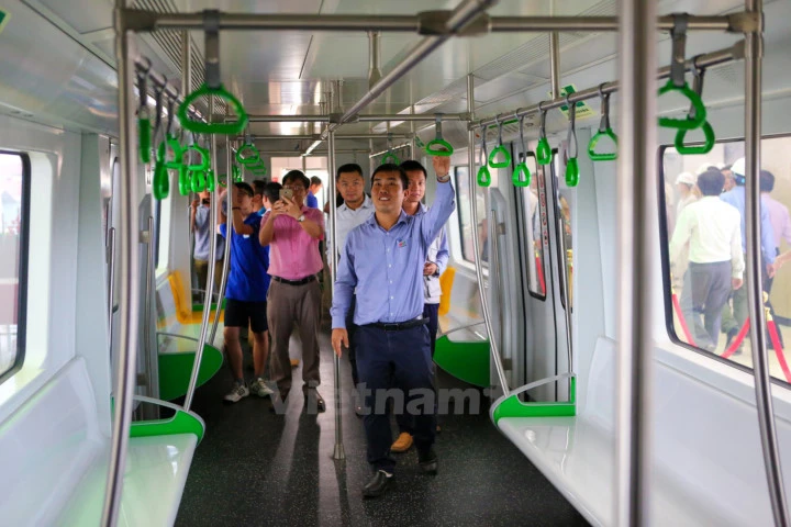 Người dân háo hức tham quan tàu Cát Linh - Hà Đông và ga mẫu La Khê