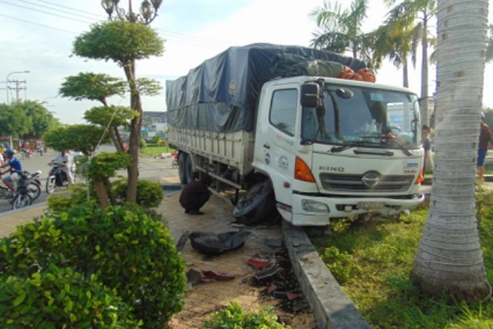 Tài xế ngủ gật, xe tải leo lên tượng đài chiến thắng Bạc Liêu