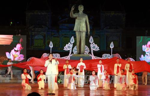 Tiết mục văn nghệ ca ngợi Hồ Chủ tịch tại lễ kỷ niệm. Ảnh: TTXVN Tiết mục văn nghệ ca ngợi Hồ Chủ tịch tại lễ kỷ niệm. Ảnh: TTXVN