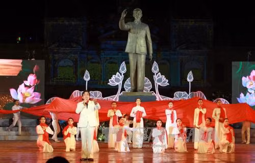 Tiết mục văn nghệ ca ngợi Hồ Chủ tịch tại lễ kỷ niệm. Ảnh: TTXVN