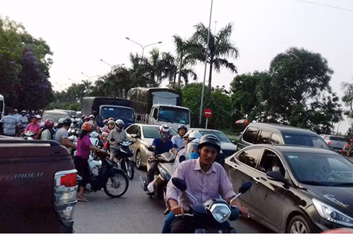 Hà Nội: Tai nạn kinh hoàng trên đường vào Ecopark, 3 người nhập viện