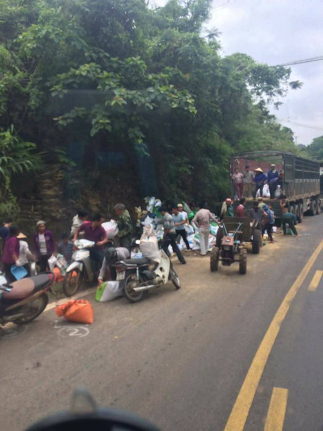 Công an Hòa Bình lên tiếng việc người dân hôi của xe tải gặp nạn - Ảnh 2 Cong an Hoa Binh len tieng viec nguoi dan hoi cua xe tai gap nan - Anh 2