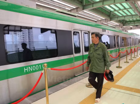 Nguoi dan hao huc tham quan tau Cat Linh - Ha Dong va ga mau La Khe - Anh 19