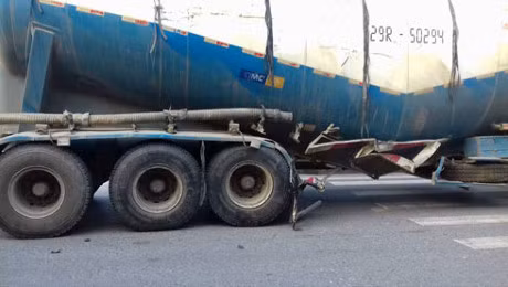 Ha Noi: Tai nan kinh hoang tren duong vao Ecopark, 3 nguoi nhap vien - Anh 1