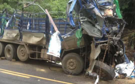 Công an Hòa Bình lên tiếng việc người dân hôi của xe tải gặp nạn - Ảnh 1 Cong an Hoa Binh len tieng viec nguoi dan hoi cua xe tai gap nan - Anh 1