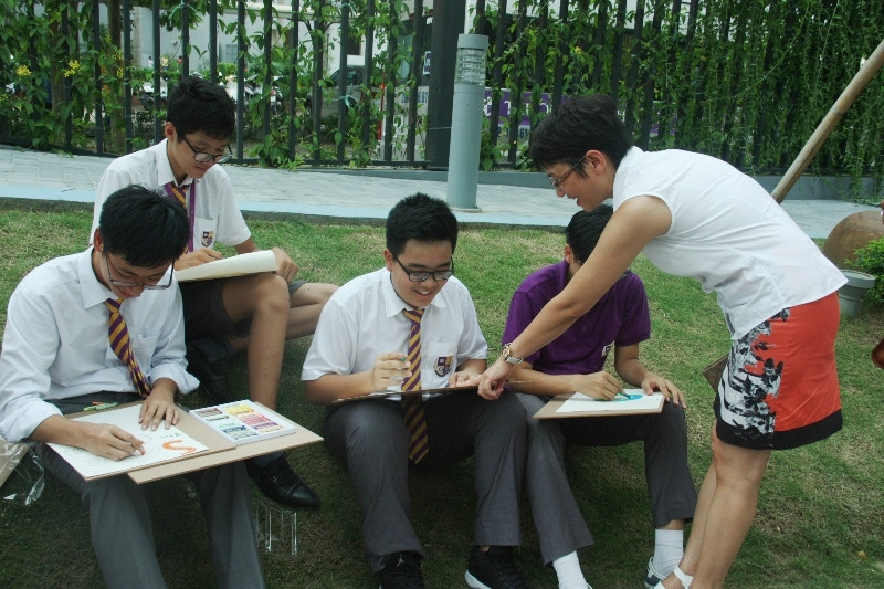 Bà Phạm Thị Minh An – Hiệu trưởng Trường THPT Olympia – cho biết: Định hướng giáo dục vì sự phát triển bền vững đã, đang và sẽ là nhiệm vụ trọng tâm của nhà trường. Ngày hội vẽ tranh ngày hôm nay là một trong những cơ hội tốt để học sinh Olympia được thực sự hòa mình vào không khí chung đó của Việt Nam và thế giới, thể hiện tính công dân của mình một cách rõ ràng hơn và cùng thế giới chung tay khôi phục tầng ô zôn và khí hậu.