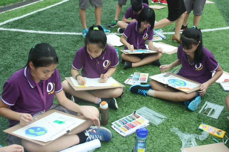 Sau quá trình tìm hiểu thông tin, hơn 700 học sinh tiếp tục được hiện thực hóa sự hiểu biết và các ý tưởng hành động vì biến đổi khí hậu của mình bằng những chất liệu khác nhau như màu acrylic, màu sáp, màu dạ, phấn màu. Có cả những tác phẩm thiết kế đồ họa trong ngày hội vẽ tranh ngoài trời trong ngày 26/8.