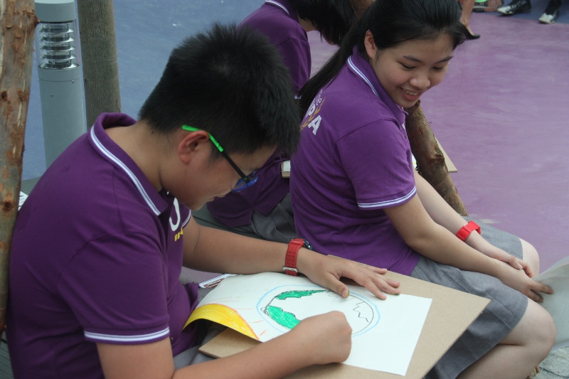 Nguyễn Tuấn Dũng – học sinh lớp 10 Trường Olympia – chia sẻ: Các thầy cô giáo Mỹ thuật đã khơi gợi cảm hứng, hướng dẫn chuyên môn để chúng con có thể tạo nên các tác phẩm của riêng mình, không chỉ thể hiện sự hiểu biết về nó mà còn có thể chia sẻ được, tuyên truyền được hoạt động bảo vệ tầng ôzôn tới nhiều người hơn.