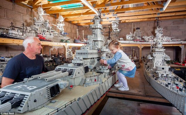 Người đánh cá nuôi mộng xây tàu USS khổng lồ bằng Lego ảnh 1 Người đánh cá nuôi mộng xây tàu USS khổng lồ bằng Lego ảnh 1