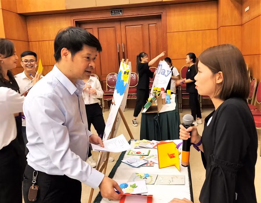 Ths, Bs Phạm Dũng (trái), Giám đốc quốc gia MCNV tham quan gian hàng.