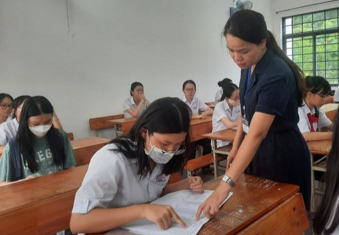Cán bộ coi thi hướng dẫn thí sinh đối chiếu lại các thông tin trên giấy báo dự thi tại Đà Nẵng. Cán bộ coi thi hướng dẫn thí sinh đối chiếu lại các thông tin trên giấy báo dự thi tại Đà Nẵng.