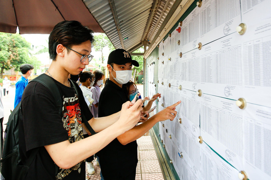 Thí sinh làm thủ tục thi tốt nghiệp THPT 2022 tại Trường THPT Đan Phượng (huyện Đan Phượng, TP Hà Nội). Ảnh: INT Thí sinh làm thủ tục thi tốt nghiệp THPT 2022 tại Trường THPT Đan Phượng (huyện Đan Phượng, TP Hà Nội). Ảnh: INT